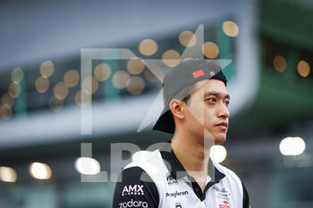 2022-10-02 - drivers parade ZHOU Guanyu (chi), Alfa Romeo F1 Team ORLEN C42, portrait during the Formula 1 Singapore Airlines Singapore Grand Prix 2022, 17th round of the 2022 FIA Formula One World Championship from September 30 to October 02, 2022 on the Marina Bay Street Circuit, in Singapore - F1 - SINGAPORE GRAND PRIX 2022 - RACE - FORMULA 1 - MOTORS