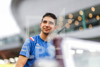 2022-10-02 - OCON Esteban (fra), Alpine F1 Team A522, portrait during the Formula 1 Singapore Airlines Singapore Grand Prix 2022, 17th round of the 2022 FIA Formula One World Championship from September 30 to October 02, 2022 on the Marina Bay Street Circuit, in Singapore - F1 - SINGAPORE GRAND PRIX 2022 - RACE - FORMULA 1 - MOTORS