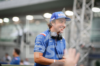 2022-10-02 - ALONSO Fernando (spa), Alpine F1 Team A522, portrait during the Formula 1 Singapore Airlines Singapore Grand Prix 2022, 17th round of the 2022 FIA Formula One World Championship from September 30 to October 02, 2022 on the Marina Bay Street Circuit, in Singapore - F1 - SINGAPORE GRAND PRIX 2022 - RACE - FORMULA 1 - MOTORS