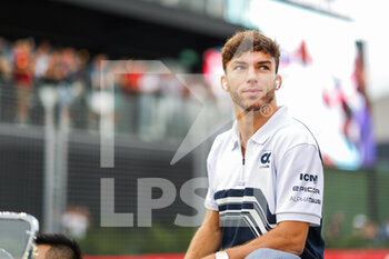 2022-10-02 - GASLY Pierre (fra), Scuderia AlphaTauri AT03, portrait during the Formula 1 Singapore Airlines Singapore Grand Prix 2022, 17th round of the 2022 FIA Formula One World Championship from September 30 to October 02, 2022 on the Marina Bay Street Circuit, in Singapore - F1 - SINGAPORE GRAND PRIX 2022 - RACE - FORMULA 1 - MOTORS