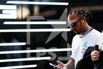 2022-10-02 - HAMILTON Lewis (gbr), Mercedes AMG F1 Team W13, portrait during the Formula 1 Singapore Airlines Singapore Grand Prix 2022, 17th round of the 2022 FIA Formula One World Championship from September 30 to October 02, 2022 on the Marina Bay Street Circuit, in Singapore - F1 - SINGAPORE GRAND PRIX 2022 - RACE - FORMULA 1 - MOTORS
