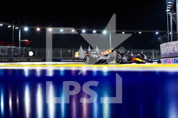2022-10-02 - 11 PEREZ Sergio (mex), Red Bull Racing RB18, action during the Formula 1 Singapore Airlines Singapore Grand Prix 2022, 17th round of the 2022 FIA Formula One World Championship from September 30 to October 02, 2022 on the Marina Bay Street Circuit, in Singapore - F1 - SINGAPORE GRAND PRIX 2022 - RACE - FORMULA 1 - MOTORS