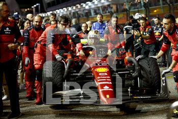 2022-10-02 - LECLERC Charles (mco), Scuderia Ferrari F1-75, portrait during the Formula 1 Singapore Airlines Singapore Grand Prix 2022, 17th round of the 2022 FIA Formula One World Championship from September 30 to October 02, 2022 on the Marina Bay Street Circuit, in Singapore - F1 - SINGAPORE GRAND PRIX 2022 - RACE - FORMULA 1 - MOTORS