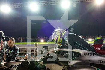 2022-10-02 - HAMILTON Lewis (gbr), Mercedes AMG F1 Team W13, portrait, starting grid, grille de depart,, during the Formula 1 Singapore Airlines Singapore Grand Prix 2022, 17th round of the 2022 FIA Formula One World Championship from September 30 to October 02, 2022 on the Marina Bay Street Circuit, in Singapore - F1 - SINGAPORE GRAND PRIX 2022 - RACE - FORMULA 1 - MOTORS