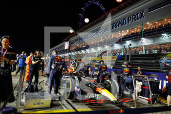 2022-10-02 - 11 PEREZ Sergio (mex), Red Bull Racing RB18, starting grid, grille de depart, during the Formula 1 Singapore Airlines Singapore Grand Prix 2022, 17th round of the 2022 FIA Formula One World Championship from September 30 to October 02, 2022 on the Marina Bay Street Circuit, in Singapore - F1 - SINGAPORE GRAND PRIX 2022 - RACE - FORMULA 1 - MOTORS