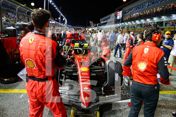 2022-10-02 - 16 LECLERC Charles (mco), Scuderia Ferrari F1-75, starting grid, grille de depart, during the Formula 1 Singapore Airlines Singapore Grand Prix 2022, 17th round of the 2022 FIA Formula One World Championship from September 30 to October 02, 2022 on the Marina Bay Street Circuit, in Singapore - F1 - SINGAPORE GRAND PRIX 2022 - RACE - FORMULA 1 - MOTORS