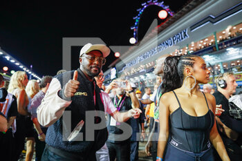 2022-10-02 - will i am and J. Rey Soul from The Black Eyed Peas, portrait starting grid, grille de depart, during the Formula 1 Singapore Airlines Singapore Grand Prix 2022, 17th round of the 2022 FIA Formula One World Championship from September 30 to October 02, 2022 on the Marina Bay Street Circuit, in Singapore - F1 - SINGAPORE GRAND PRIX 2022 - RACE - FORMULA 1 - MOTORS