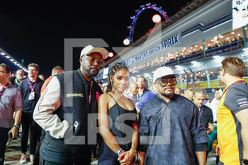 2022-10-02 - will i am and J. Rey Soul from The Black Eyed Peas, portrait starting grid, grille de depart, during the Formula 1 Singapore Airlines Singapore Grand Prix 2022, 17th round of the 2022 FIA Formula One World Championship from September 30 to October 02, 2022 on the Marina Bay Street Circuit, in Singapore - F1 - SINGAPORE GRAND PRIX 2022 - RACE - FORMULA 1 - MOTORS