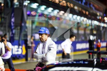 2022-10-02 - ALONSO Fernando (spa), Alpine F1 Team A522, portrait during the Formula 1 Singapore Airlines Singapore Grand Prix 2022, 17th round of the 2022 FIA Formula One World Championship from September 30 to October 02, 2022 on the Marina Bay Street Circuit, in Singapore - F1 - SINGAPORE GRAND PRIX 2022 - RACE - FORMULA 1 - MOTORS