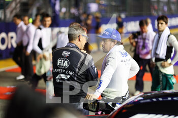 2022-10-02 - ALONSO Fernando (spa), Alpine F1 Team A522, MAYLANDER Bernd, FIA Safety Car driver, portrait during the Formula 1 Singapore Airlines Singapore Grand Prix 2022, 17th round of the 2022 FIA Formula One World Championship from September 30 to October 02, 2022 on the Marina Bay Street Circuit, in Singapore - F1 - SINGAPORE GRAND PRIX 2022 - RACE - FORMULA 1 - MOTORS