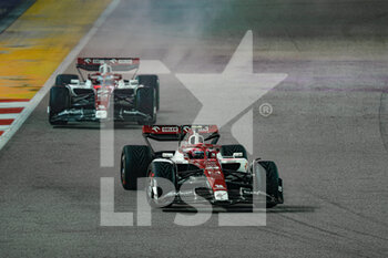2022-10-02 - 24 ZHOU Guanyu (chi), Alfa Romeo F1 Team ORLEN C42, and 77 BOTTAS Valtteri (fin), Alfa Romeo F1 Team ORLEN C42, action during the Formula 1 Singapore Airlines Singapore Grand Prix 2022, 17th round of the 2022 FIA Formula One World Championship from September 30 to October 02, 2022 on the Marina Bay Street Circuit, in Singapore - F1 - SINGAPORE GRAND PRIX 2022 - RACE - FORMULA 1 - MOTORS