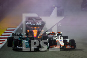 2022-10-02 - 18 STROLL Lance (can), Aston Martin F1 Team AMR22, 20 MAGNUSSEN Kevin (den), Haas F1 Team VF-22 Ferrari, action during the Formula 1 Singapore Airlines Singapore Grand Prix 2022, 17th round of the 2022 FIA Formula One World Championship from September 30 to October 02, 2022 on the Marina Bay Street Circuit, in Singapore - F1 - SINGAPORE GRAND PRIX 2022 - RACE - FORMULA 1 - MOTORS