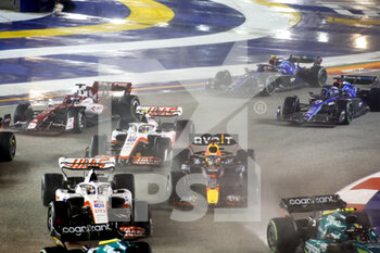 2022-10-02 - Start of the race: 01 VERSTAPPEN Max (nld), Red Bull Racing RB18, action during the Formula 1 Singapore Airlines Singapore Grand Prix 2022, 17th round of the 2022 FIA Formula One World Championship from September 30 to October 02, 2022 on the Marina Bay Street Circuit, in Singapore - F1 - SINGAPORE GRAND PRIX 2022 - RACE - FORMULA 1 - MOTORS