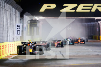2022-10-02 - 11 PEREZ Sergio (mex), Red Bull Racing RB18, action start of the race, depart, during the Formula 1 Singapore Airlines Singapore Grand Prix 2022, 17th round of the 2022 FIA Formula One World Championship from September 30 to October 02, 2022 on the Marina Bay Street Circuit, in Singapore - F1 - SINGAPORE GRAND PRIX 2022 - RACE - FORMULA 1 - MOTORS