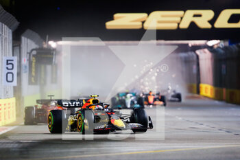 2022-10-02 - 11 PEREZ Sergio (mex), Red Bull Racing RB18, action start of the race, depart, during the Formula 1 Singapore Airlines Singapore Grand Prix 2022, 17th round of the 2022 FIA Formula One World Championship from September 30 to October 02, 2022 on the Marina Bay Street Circuit, in Singapore - F1 - SINGAPORE GRAND PRIX 2022 - RACE - FORMULA 1 - MOTORS