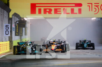 2022-10-02 - 44 HAMILTON Lewis (gbr), Mercedes AMG F1 Team W13, 04 NORRIS Lando (gbr), McLaren F1 Team MCL36, action during the Formula 1 Singapore Airlines Singapore Grand Prix 2022, 17th round of the 2022 FIA Formula One World Championship from September 30 to October 02, 2022 on the Marina Bay Street Circuit, in Singapore - F1 - SINGAPORE GRAND PRIX 2022 - RACE - FORMULA 1 - MOTORS