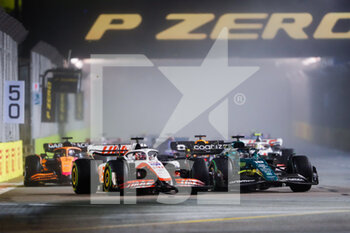 2022-10-02 - 20 MAGNUSSEN Kevin (den), Haas F1 Team VF-22 Ferrari, 18 STROLL Lance (can), Aston Martin F1 Team AMR22, action during the Formula 1 Singapore Airlines Singapore Grand Prix 2022, 17th round of the 2022 FIA Formula One World Championship from September 30 to October 02, 2022 on the Marina Bay Street Circuit, in Singapore - F1 - SINGAPORE GRAND PRIX 2022 - RACE - FORMULA 1 - MOTORS