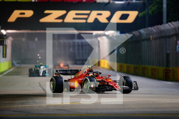 2022-10-02 - 55 SAINZ Carlos (spa), Scuderia Ferrari F1-75, action during the Formula 1 Singapore Airlines Singapore Grand Prix 2022, 17th round of the 2022 FIA Formula One World Championship from September 30 to October 02, 2022 on the Marina Bay Street Circuit, in Singapore - F1 - SINGAPORE GRAND PRIX 2022 - RACE - FORMULA 1 - MOTORS