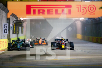 2022-10-02 - 18 STROLL Lance (can), Aston Martin F1 Team AMR22, and 01 VERSTAPPEN Max (nld), Red Bull Racing RB18, action during the Formula 1 Singapore Airlines Singapore Grand Prix 2022, 17th round of the 2022 FIA Formula One World Championship from September 30 to October 02, 2022 on the Marina Bay Street Circuit, in Singapore - F1 - SINGAPORE GRAND PRIX 2022 - RACE - FORMULA 1 - MOTORS