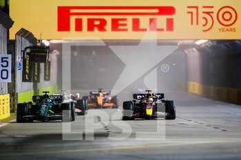 2022-10-02 - 01 VERSTAPPEN Max (nld), Red Bull Racing RB18, 18 STROLL Lance (can), Aston Martin F1 Team AMR22, action during the Formula 1 Singapore Airlines Singapore Grand Prix 2022, 17th round of the 2022 FIA Formula One World Championship from September 30 to October 02, 2022 on the Marina Bay Street Circuit, in Singapore - F1 - SINGAPORE GRAND PRIX 2022 - RACE - FORMULA 1 - MOTORS