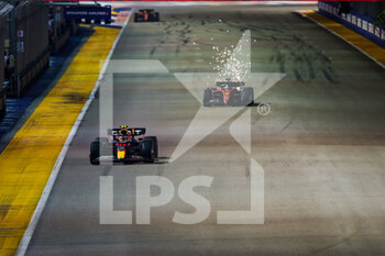 2022-10-02 - 11 PEREZ Sergio (mex), Red Bull Racing RB18, 16 LECLERC Charles (mco), Scuderia Ferrari F1-75, action during the Formula 1 Singapore Airlines Singapore Grand Prix 2022, 17th round of the 2022 FIA Formula One World Championship from September 30 to October 02, 2022 on the Marina Bay Street Circuit, in Singapore - F1 - SINGAPORE GRAND PRIX 2022 - RACE - FORMULA 1 - MOTORS