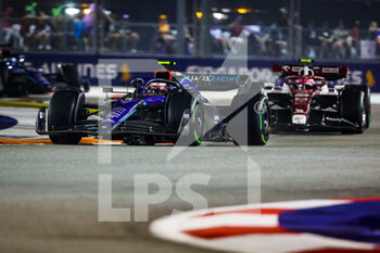 2022-10-02 - 06 LATIFI Nicholas (can), Williams Racing FW44, 24 ZHOU Guanyu (chi), Alfa Romeo F1 Team ORLEN C42, action during the Formula 1 Singapore Airlines Singapore Grand Prix 2022, 17th round of the 2022 FIA Formula One World Championship from September 30 to October 02, 2022 on the Marina Bay Street Circuit, in Singapore - F1 - SINGAPORE GRAND PRIX 2022 - RACE - FORMULA 1 - MOTORS