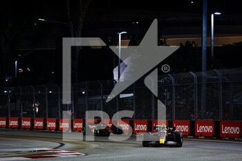 2022-10-02 - 11 PEREZ Sergio (mex), Red Bull Racing RB18, 16 LECLERC Charles (mco), Scuderia Ferrari F1-75, action during the Formula 1 Singapore Airlines Singapore Grand Prix 2022, 17th round of the 2022 FIA Formula One World Championship from September 30 to October 02, 2022 on the Marina Bay Street Circuit, in Singapore - F1 - SINGAPORE GRAND PRIX 2022 - RACE - FORMULA 1 - MOTORS