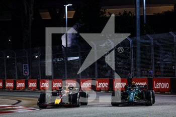 2022-10-02 - 01 VERSTAPPEN Max (nld), Red Bull Racing RB18, 05 VETTEL Sebastian (ger), Aston Martin F1 Team AMR22, action during the Formula 1 Singapore Airlines Singapore Grand Prix 2022, 17th round of the 2022 FIA Formula One World Championship from September 30 to October 02, 2022 on the Marina Bay Street Circuit, in Singapore - F1 - SINGAPORE GRAND PRIX 2022 - RACE - FORMULA 1 - MOTORS