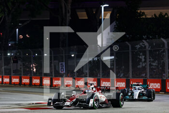 2022-10-02 - 77 BOTTAS Valtteri (fin), Alfa Romeo F1 Team ORLEN C42, and 63 RUSSELL George (gbr), Mercedes AMG F1 Team W13, action during the Formula 1 Singapore Airlines Singapore Grand Prix 2022, 17th round of the 2022 FIA Formula One World Championship from September 30 to October 02, 2022 on the Marina Bay Street Circuit, in Singapore - F1 - SINGAPORE GRAND PRIX 2022 - RACE - FORMULA 1 - MOTORS