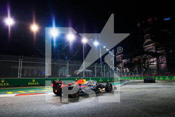 2022-10-02 - 01 VERSTAPPEN Max (nld), Red Bull Racing RB18, action during the Formula 1 Singapore Airlines Singapore Grand Prix 2022, 17th round of the 2022 FIA Formula One World Championship from September 30 to October 02, 2022 on the Marina Bay Street Circuit, in Singapore - F1 - SINGAPORE GRAND PRIX 2022 - RACE - FORMULA 1 - MOTORS