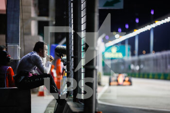 2022-10-02 - ALONSO Fernando (spa), Alpine F1 Team A522, portrait watching the cars trackside after retiring of the race during the Formula 1 Singapore Airlines Singapore Grand Prix 2022, 17th round of the 2022 FIA Formula One World Championship from September 30 to October 02, 2022 on the Marina Bay Street Circuit, in Singapore - F1 - SINGAPORE GRAND PRIX 2022 - RACE - FORMULA 1 - MOTORS