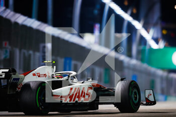 2022-10-02 - 47 SCHUMACHER Mick (ger), Haas F1 Team VF-22 Ferrari, action during the Formula 1 Singapore Airlines Singapore Grand Prix 2022, 17th round of the 2022 FIA Formula One World Championship from September 30 to October 02, 2022 on the Marina Bay Street Circuit, in Singapore - F1 - SINGAPORE GRAND PRIX 2022 - RACE - FORMULA 1 - MOTORS