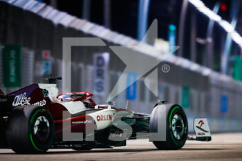 2022-10-02 - 77 BOTTAS Valtteri (fin), Alfa Romeo F1 Team ORLEN C42, action during the Formula 1 Singapore Airlines Singapore Grand Prix 2022, 17th round of the 2022 FIA Formula One World Championship from September 30 to October 02, 2022 on the Marina Bay Street Circuit, in Singapore - F1 - SINGAPORE GRAND PRIX 2022 - RACE - FORMULA 1 - MOTORS