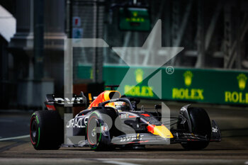 2022-10-02 - 01 VERSTAPPEN Max (nld), Red Bull Racing RB18, action during the Formula 1 Singapore Airlines Singapore Grand Prix 2022, 17th round of the 2022 FIA Formula One World Championship from September 30 to October 02, 2022 on the Marina Bay Street Circuit, in Singapore - F1 - SINGAPORE GRAND PRIX 2022 - RACE - FORMULA 1 - MOTORS