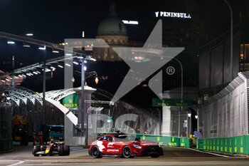 2022-10-02 - safety car, during the Formula 1 Singapore Airlines Singapore Grand Prix 2022, 17th round of the 2022 FIA Formula One World Championship from September 30 to October 02, 2022 on the Marina Bay Street Circuit, in Singapore - F1 - SINGAPORE GRAND PRIX 2022 - RACE - FORMULA 1 - MOTORS