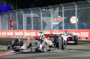 2022-10-02 - 77 BOTTAS Valtteri (fin), Alfa Romeo F1 Team ORLEN C42, and 20 MAGNUSSEN Kevin (den), Haas F1 Team VF-22 Ferrari, action during the Formula 1 Singapore Airlines Singapore Grand Prix 2022, 17th round of the 2022 FIA Formula One World Championship from September 30 to October 02, 2022 on the Marina Bay Street Circuit, in Singapore - F1 - SINGAPORE GRAND PRIX 2022 - RACE - FORMULA 1 - MOTORS