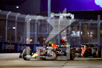 2022-10-02 - 11 PEREZ Sergio (mex), Red Bull Racing RB18, and 16 LECLERC Charles (mco), Scuderia Ferrari F1-75, action during the Formula 1 Singapore Airlines Singapore Grand Prix 2022, 17th round of the 2022 FIA Formula One World Championship from September 30 to October 02, 2022 on the Marina Bay Street Circuit, in Singapore - F1 - SINGAPORE GRAND PRIX 2022 - RACE - FORMULA 1 - MOTORS