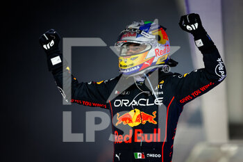 2022-10-02 - PEREZ Sergio (mex), Red Bull Racing RB18, portrait during the Formula 1 Singapore Airlines Singapore Grand Prix 2022, 17th round of the 2022 FIA Formula One World Championship from September 30 to October 02, 2022 on the Marina Bay Street Circuit, in Singapore - F1 - SINGAPORE GRAND PRIX 2022 - RACE - FORMULA 1 - MOTORS