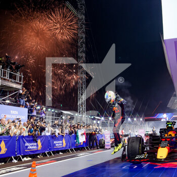 2022-10-02 - PEREZ Sergio (mex), Red Bull Racing RB18, portrait, celebrate his win during the Formula 1 Singapore Airlines Singapore Grand Prix 2022, 17th round of the 2022 FIA Formula One World Championship from September 30 to October 02, 2022 on the Marina Bay Street Circuit, in Singapore - F1 - SINGAPORE GRAND PRIX 2022 - RACE - FORMULA 1 - MOTORS