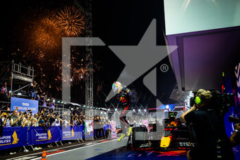 2022-10-02 - PEREZ Sergio (mex), Red Bull Racing RB18, celebrating victory during the Formula 1 Singapore Airlines Singapore Grand Prix 2022, 17th round of the 2022 FIA Formula One World Championship from September 30 to October 02, 2022 on the Marina Bay Street Circuit, in Singapore - F1 - SINGAPORE GRAND PRIX 2022 - RACE - FORMULA 1 - MOTORS