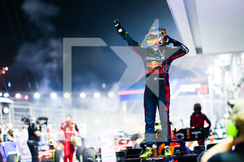 2022-10-02 - PEREZ Sergio (mex), Red Bull Racing RB18, portrait celebration win during the Formula 1 Singapore Airlines Singapore Grand Prix 2022, 17th round of the 2022 FIA Formula One World Championship from September 30 to October 02, 2022 on the Marina Bay Street Circuit, in Singapore - F1 - SINGAPORE GRAND PRIX 2022 - RACE - FORMULA 1 - MOTORS