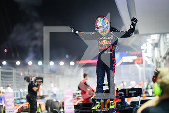 2022-10-02 - PEREZ Sergio (mex), Red Bull Racing RB18, portrait celebration win during the Formula 1 Singapore Airlines Singapore Grand Prix 2022, 17th round of the 2022 FIA Formula One World Championship from September 30 to October 02, 2022 on the Marina Bay Street Circuit, in Singapore - F1 - SINGAPORE GRAND PRIX 2022 - RACE - FORMULA 1 - MOTORS