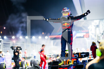 2022-10-02 - PEREZ Sergio (mex), Red Bull Racing RB18, portrait celebrating his win during the Formula 1 Singapore Airlines Singapore Grand Prix 2022, 17th round of the 2022 FIA Formula One World Championship from September 30 to October 02, 2022 on the Marina Bay Street Circuit, in Singapore - F1 - SINGAPORE GRAND PRIX 2022 - RACE - FORMULA 1 - MOTORS