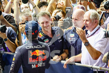 2022-10-02 - PEREZ Sergio (mex), Red Bull Racing RB18, HORNER Christian (gbr), Team Principal of Red Bull Racing, and MARKO Helmut (aut), Drivers’ Manager of Red Bull Racing, portrait during the Formula 1 Singapore Airlines Singapore Grand Prix 2022, 17th round of the 2022 FIA Formula One World Championship from September 30 to October 02, 2022 on the Marina Bay Street Circuit, in Singapore - F1 - SINGAPORE GRAND PRIX 2022 - RACE - FORMULA 1 - MOTORS