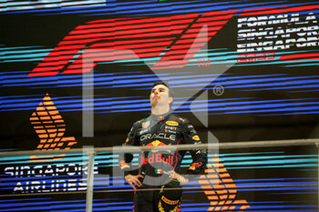 2022-10-02 - PEREZ Sergio (mex), Red Bull Racing RB18, portrait, podium during the Formula 1 Singapore Airlines Singapore Grand Prix 2022, 17th round of the 2022 FIA Formula One World Championship from September 30 to October 02, 2022 on the Marina Bay Street Circuit, in Singapore - F1 - SINGAPORE GRAND PRIX 2022 - RACE - FORMULA 1 - MOTORS