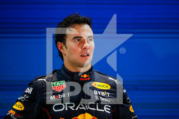 2022-10-02 - PEREZ Sergio (mex), Red Bull Racing RB18, portrait podium during the Formula 1 Singapore Airlines Singapore Grand Prix 2022, 17th round of the 2022 FIA Formula One World Championship from September 30 to October 02, 2022 on the Marina Bay Street Circuit, in Singapore - F1 - SINGAPORE GRAND PRIX 2022 - RACE - FORMULA 1 - MOTORS