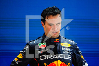 2022-10-02 - PEREZ Sergio (mex), Red Bull Racing RB18, portrait podium during the Formula 1 Singapore Airlines Singapore Grand Prix 2022, 17th round of the 2022 FIA Formula One World Championship from September 30 to October 02, 2022 on the Marina Bay Street Circuit, in Singapore - F1 - SINGAPORE GRAND PRIX 2022 - RACE - FORMULA 1 - MOTORS
