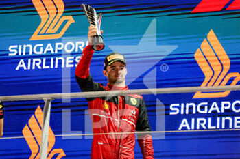 2022-10-02 - LECLERC Charles (mco), Scuderia Ferrari F1-75, portrait, podium during the Formula 1 Singapore Airlines Singapore Grand Prix 2022, 17th round of the 2022 FIA Formula One World Championship from September 30 to October 02, 2022 on the Marina Bay Street Circuit, in Singapore - F1 - SINGAPORE GRAND PRIX 2022 - RACE - FORMULA 1 - MOTORS