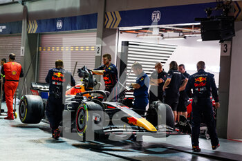 2022-10-02 - The Red Bull Racing Honda RB18, in front of the FIA garage waiting for scrutineering during the Formula 1 Singapore Airlines Singapore Grand Prix 2022, 17th round of the 2022 FIA Formula One World Championship from September 30 to October 02, 2022 on the Marina Bay Street Circuit, in Singapore - F1 - SINGAPORE GRAND PRIX 2022 - RACE - FORMULA 1 - MOTORS
