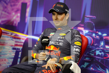 2022-10-02 - PEREZ Sergio (mex), Red Bull Racing RB18, portrait, press conference during the Formula 1 Singapore Airlines Singapore Grand Prix 2022, 17th round of the 2022 FIA Formula One World Championship from September 30 to October 02, 2022 on the Marina Bay Street Circuit, in Singapore - F1 - SINGAPORE GRAND PRIX 2022 - RACE - FORMULA 1 - MOTORS